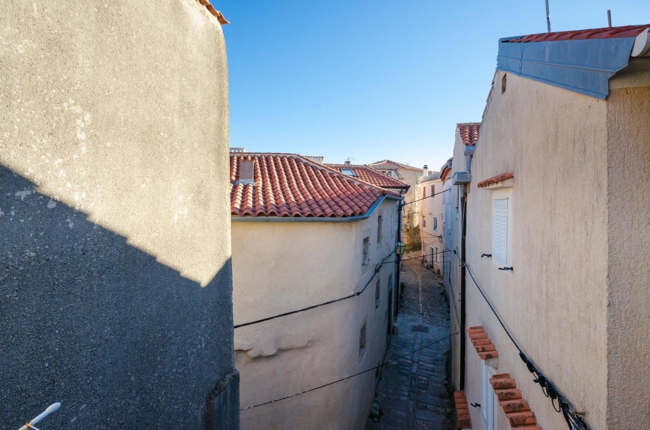 Under Ancient Roofs Vrbnik Daire Dış mekan fotoğraf