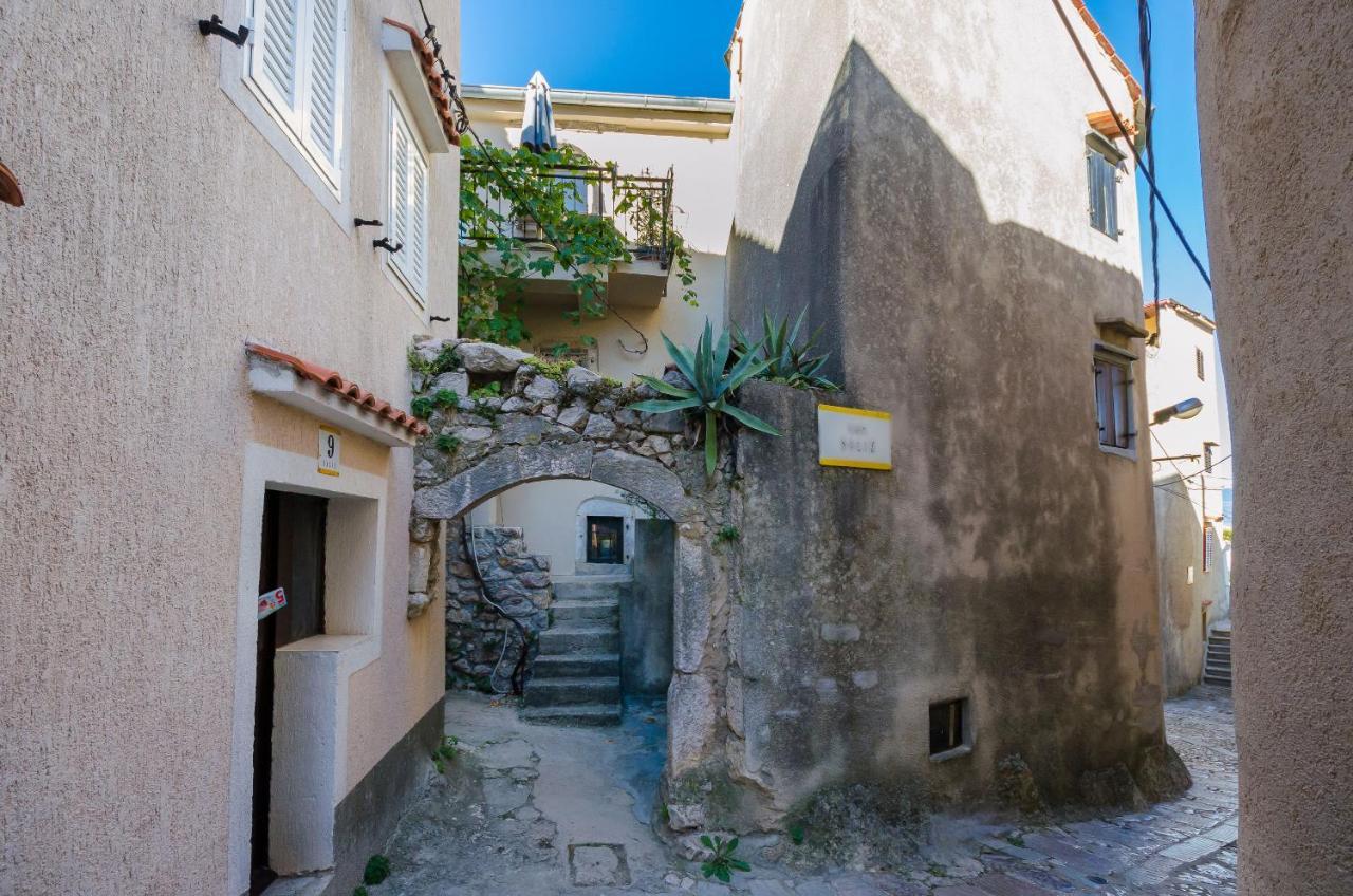 Under Ancient Roofs Vrbnik Daire Dış mekan fotoğraf